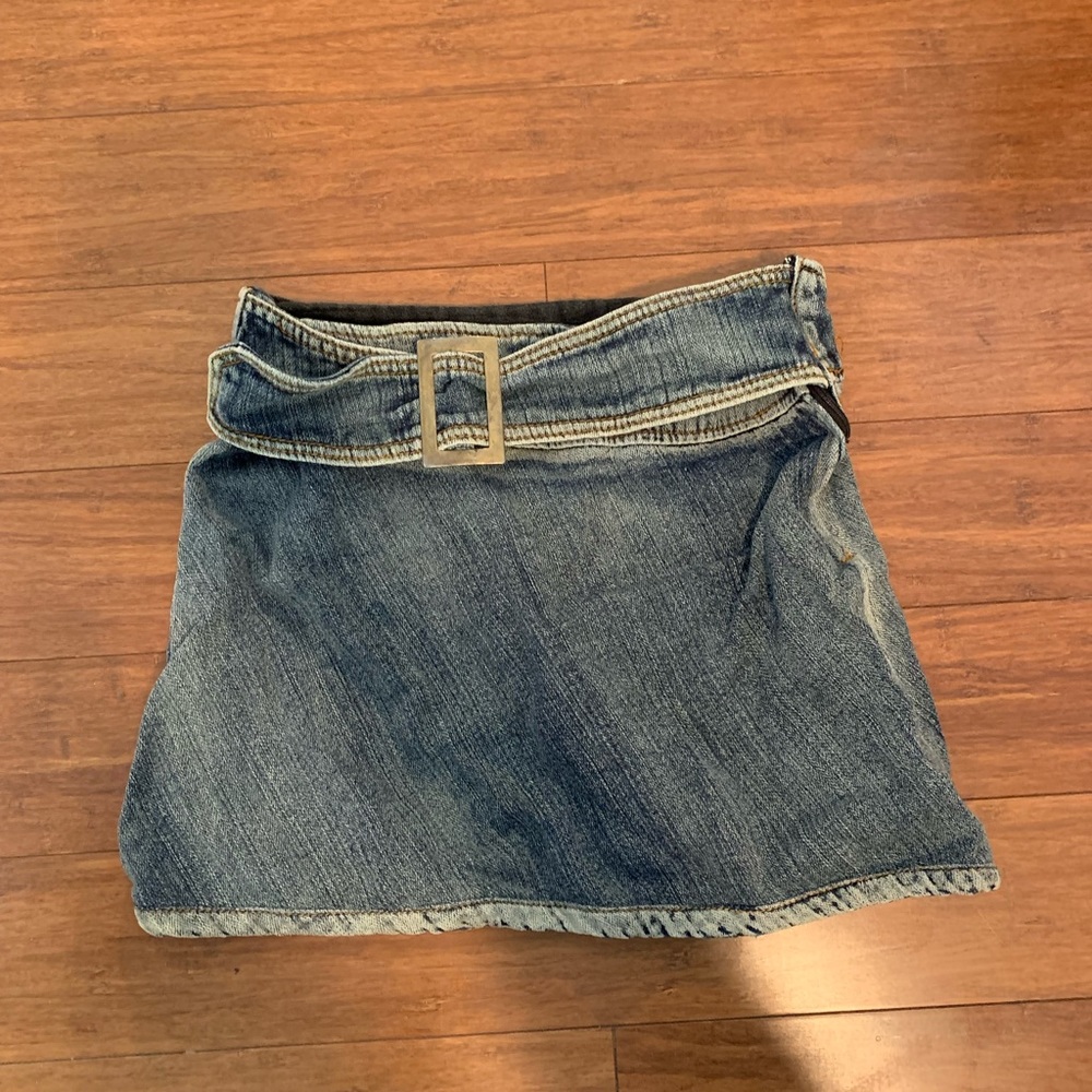 Most flattering fitted y2k denim skirt with a super cute attached belt